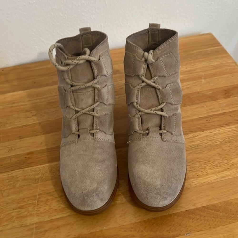 Sorel Light Tan Suede Lace Up Lug Sole Ankle Boots  Size  7
